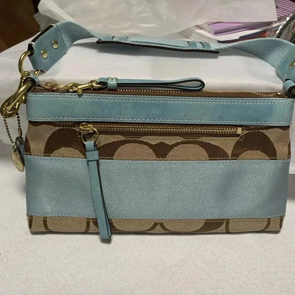 COACH SHOULDER BAG,PURSE. EUC,She’s a BEAUTY ❣️Zipper can be a little tricky.